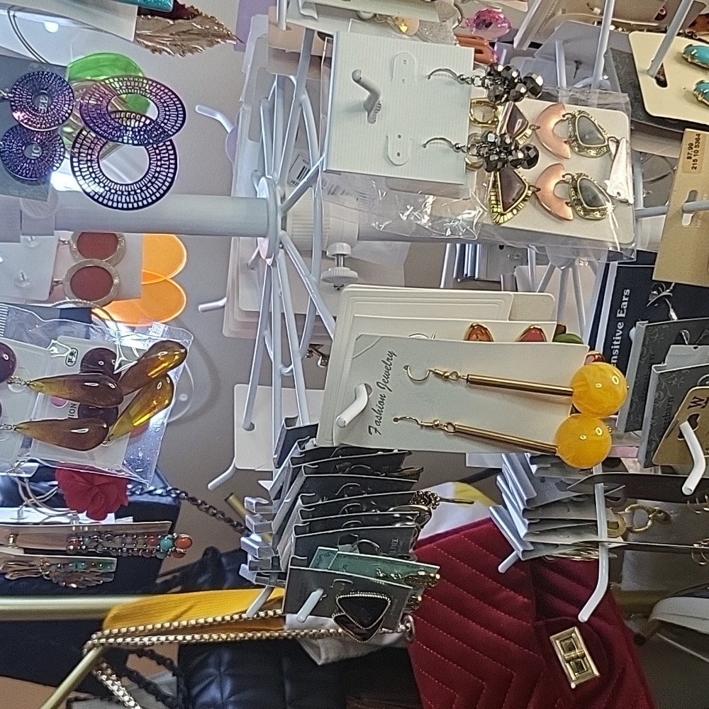 Like and Get notified Hats, accessories, handbags, and sunglasses. - Picture 4 of 5